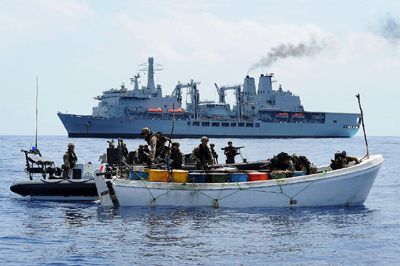 Inspection d'un navire suspect dans le golfe d'Aden